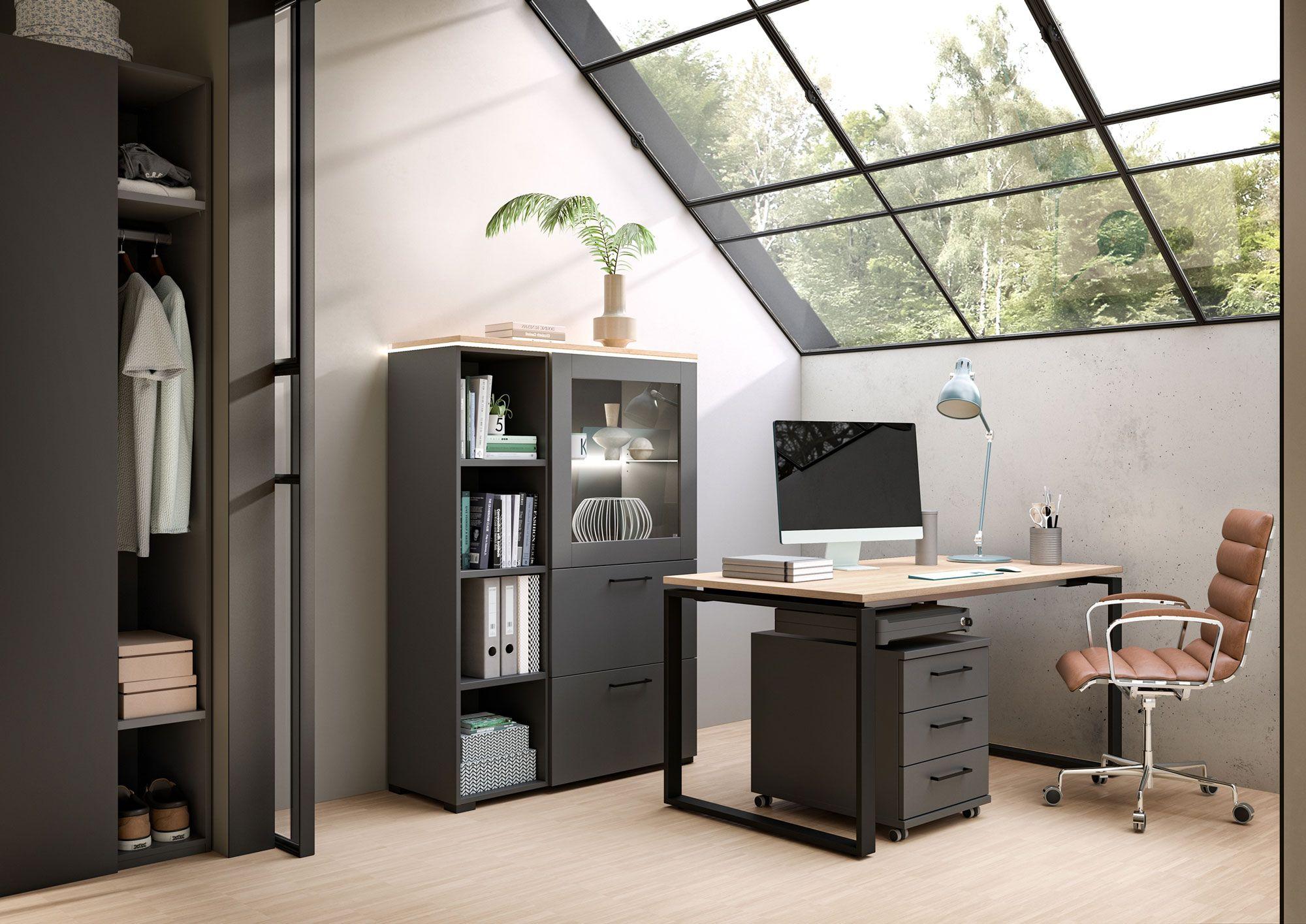 Stylisches Dachgeschoss-Büro mit schwarzen Möbeln, einem großen Schreibtisch und dekorativen Details. Große Fenster bieten einen Blick ins Grüne.