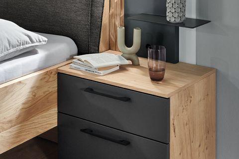 Nachttisch Callao mit zwei Schubladen in Wildeiche und Basalt neben einem Bett