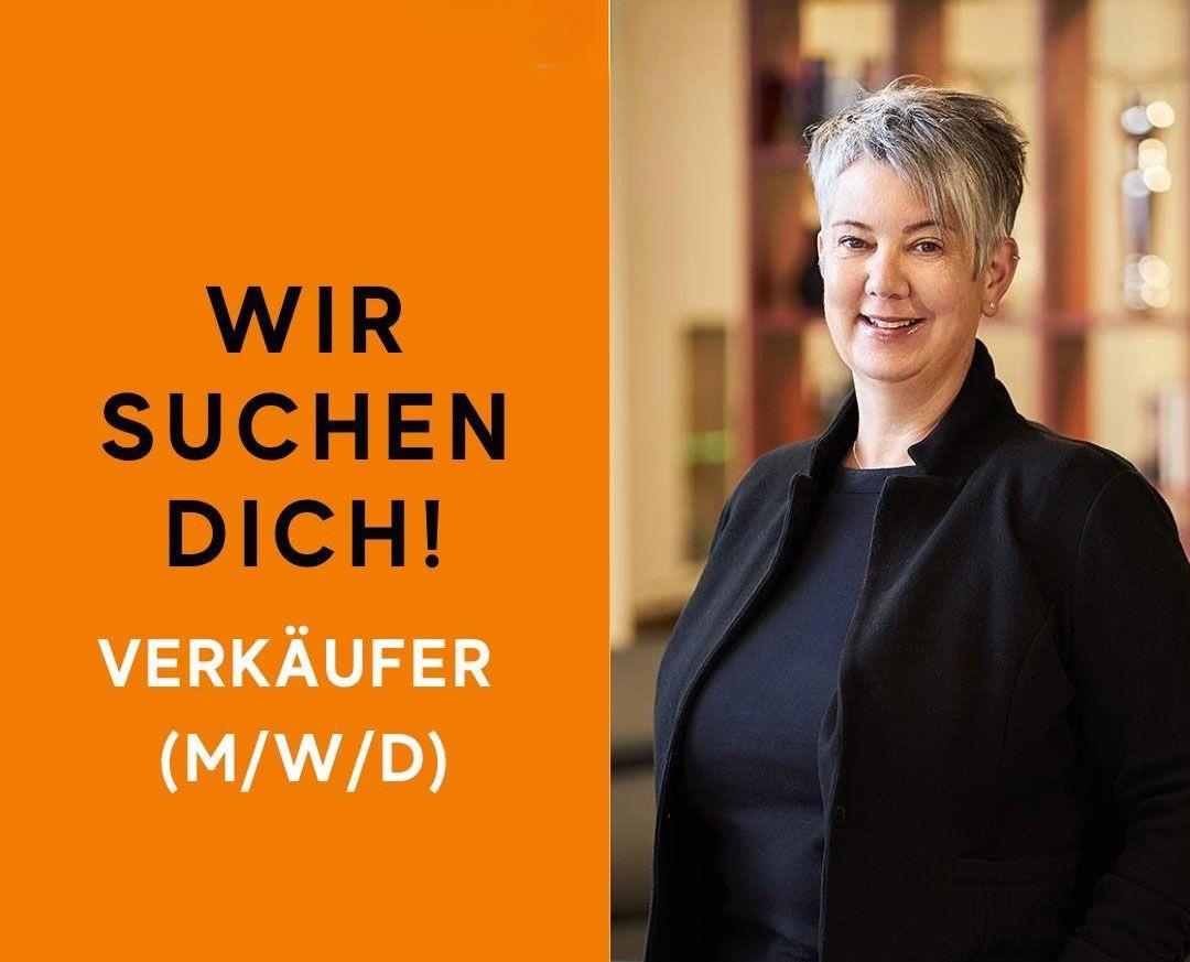 Stellenanzeige mit Frau in schwarzer Geschäftskleidung, oranges Textfeld "WIR SUCHEN DICH! VERKÄUFER (M/W/D)" in modernem Büroumfeld
