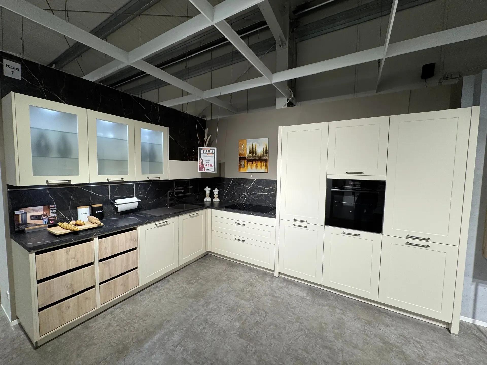 Weiße Küche im Landhaus Stil.