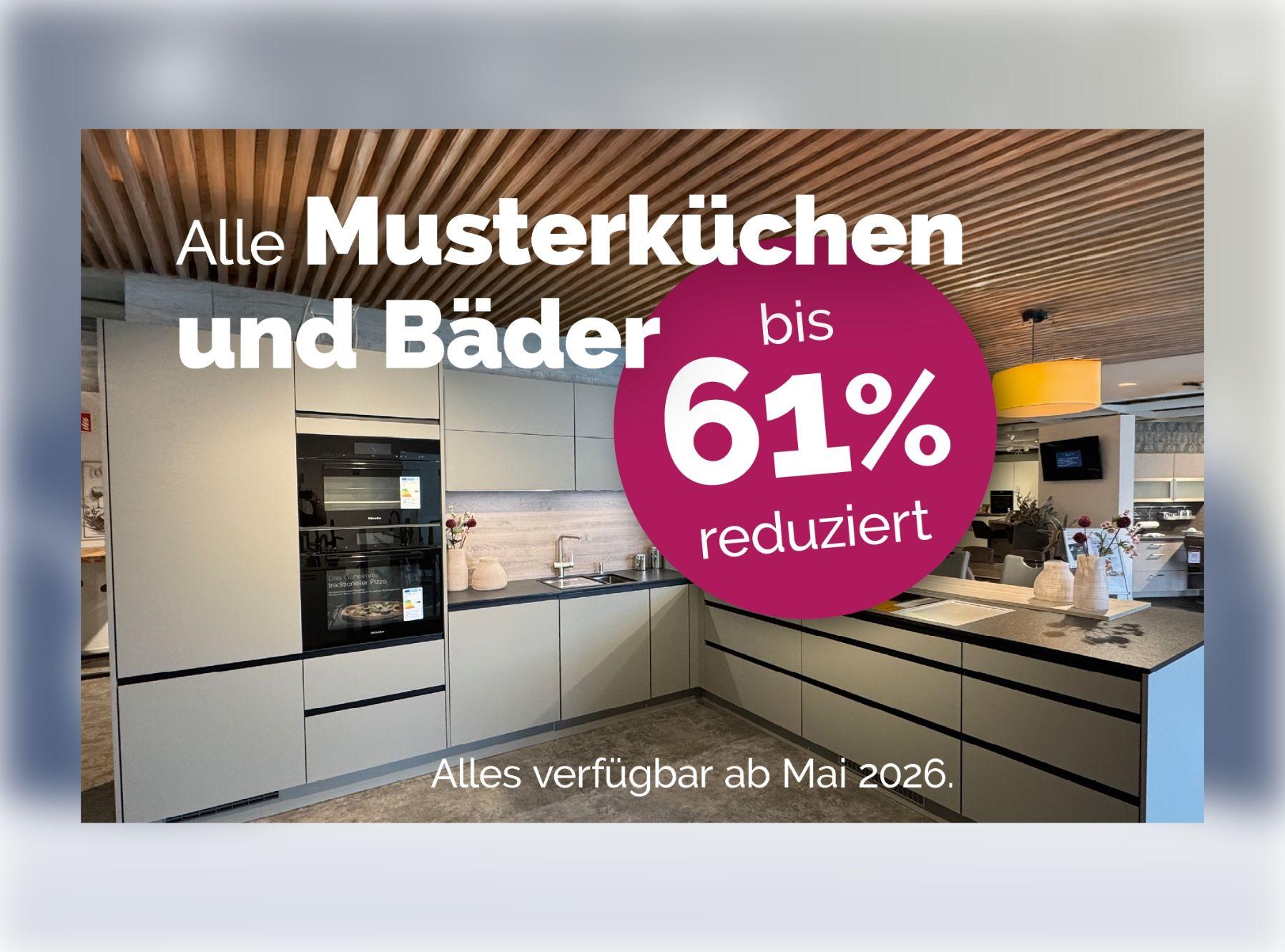 Moderne Ausstellungsküche mit Aktionshinweis „Alle Musterküchen und Bäder bis 61 % reduziert“ im Rahmen des Winter-Inventurverkaufs.