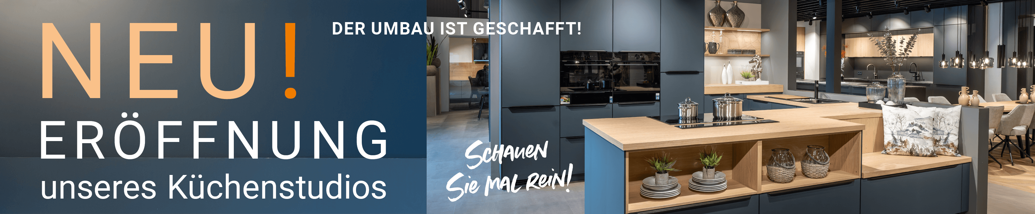 Desktop-Banner zur Neueröffnung des Melber Küchenstudios mit orangefarbenem Textfeld vor der neuen Ausstellungsküche. Schriftzug: „Der Umbau ist geschafft! NEU! Eröffnung unseres Küchenstudios“