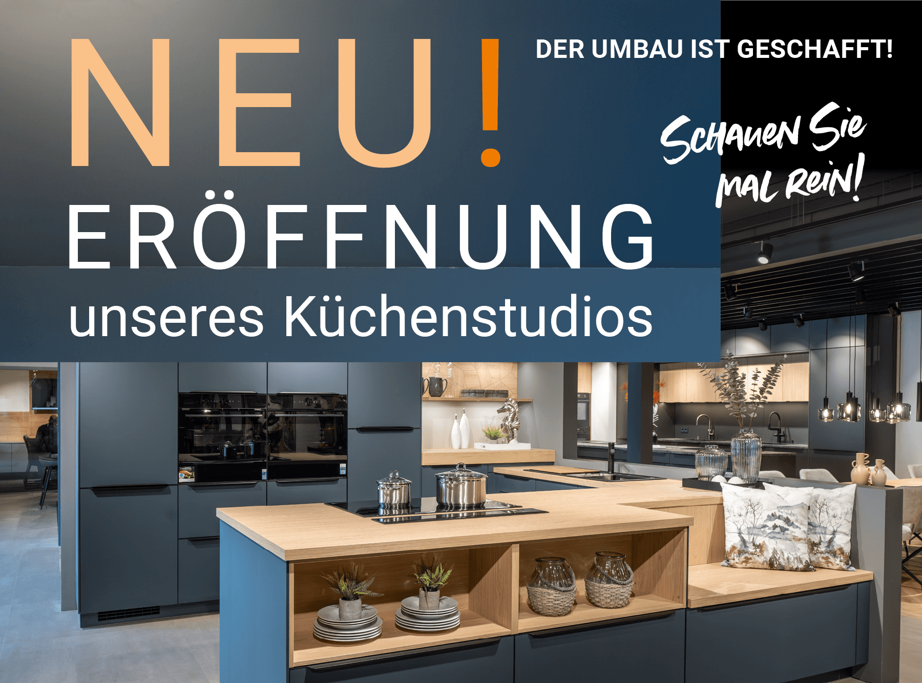 Mobiler Banner zur Neueröffnung des Melber Küchenstudios mit orangefarbenem Textfeld über der neuen Ausstellungsküche. Schriftzug: „Der Umbau ist geschafft! NEU! Eröffnung unseres Küchenstudios“