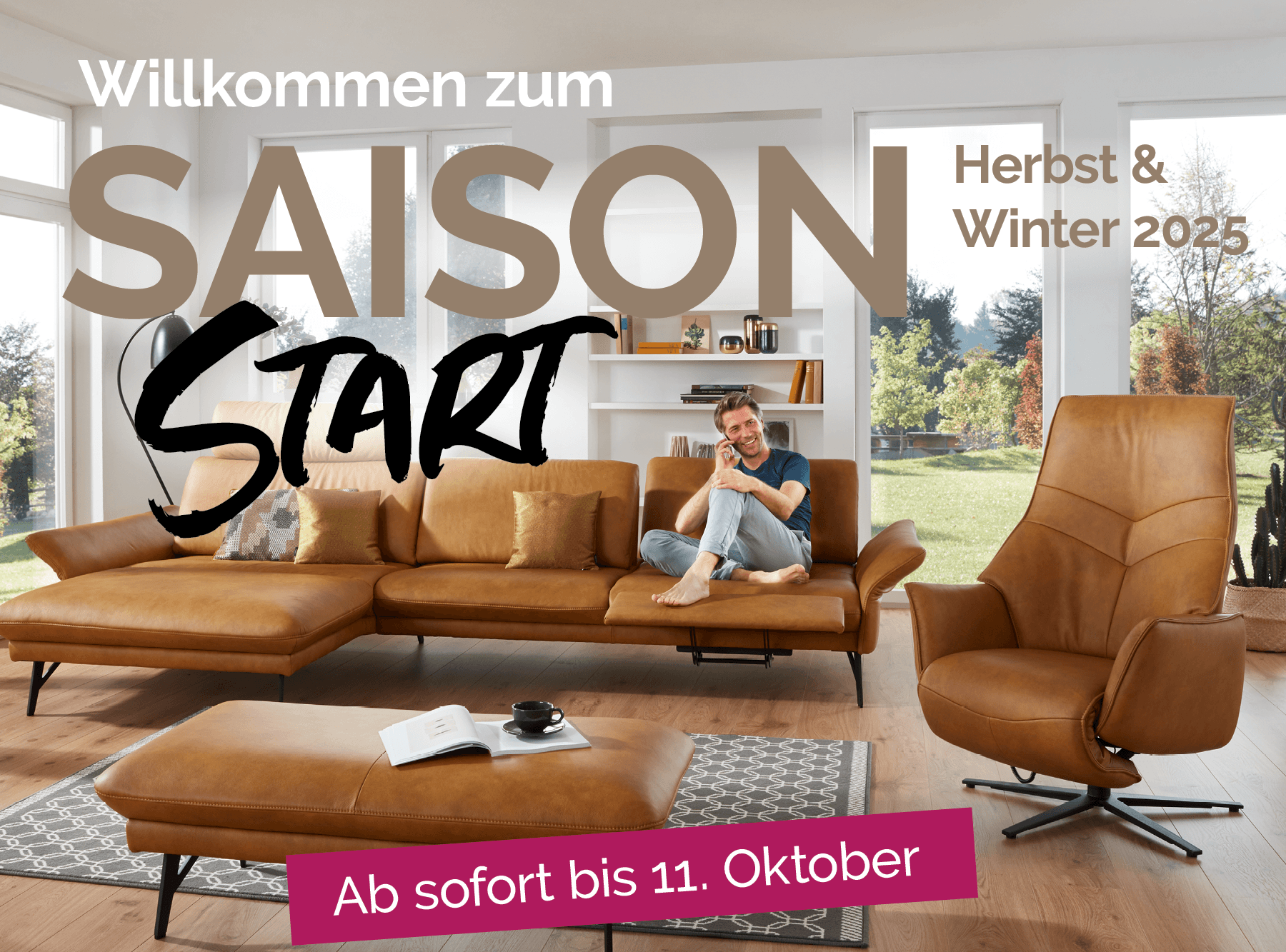 Möbelwerbung mit cognacfarbenen Ledermöbeln, Text "Willkommen zum SAISON Start Herbst & Winter 2025", pinker Banner "Ab sofort bis 11. Oktober"