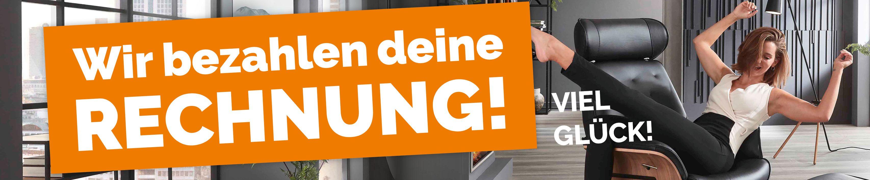Frau sitzt entspannt in einem modernen Sessel, während sie mit Freude ihre Beine in die Luft wirft. Text auf dem Banner: 'Wir bezahlen deine RECHNUNG! VIEL GLÜCK!