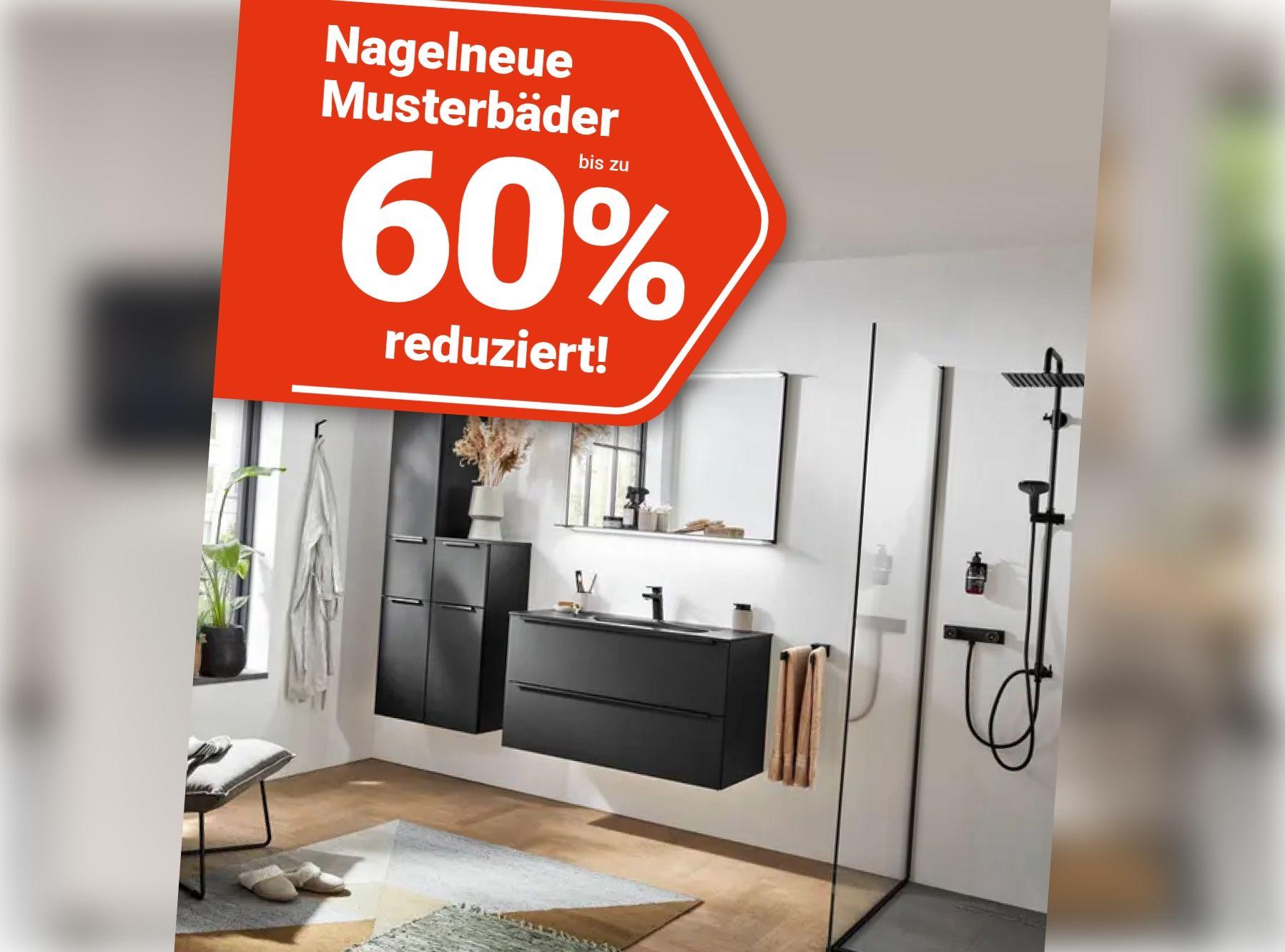 Modernes Badezimmer mit schwarzen Badmöbeln, Waschtisch und Glasdusche. Rotes Aktionslabel: „Nagelneue Musterbäder bis zu 60 % reduziert!"