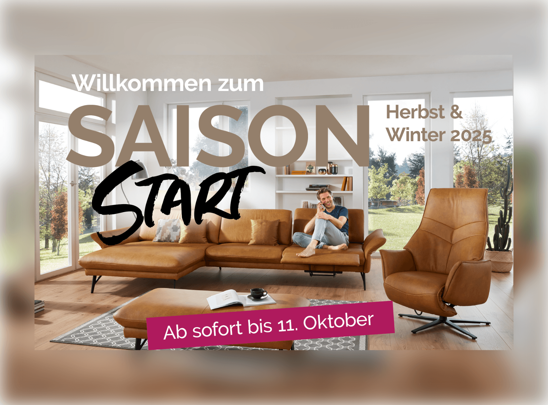 Möbelwerbung mit weichen Bildrändern, cognacfarbene Ledermöbel im Wohnzimmer, Text "Willkommen zum SAISON Start Herbst & Winter 2025", pinker Banner "Ab sofort bis 11. Oktober"