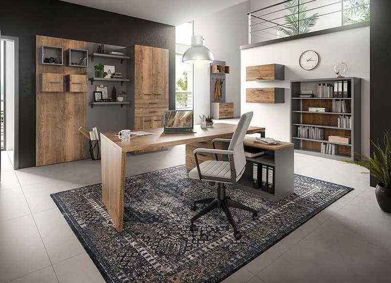 Ein modernes Arbeitszimmer mit einem großen Schreibtisch aus Holz und einem ergonomischen Bürostuhl.