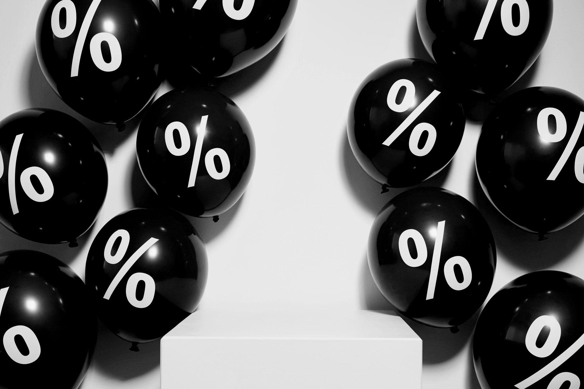 Schwarze Luftballons mit Prozentsymbolen.