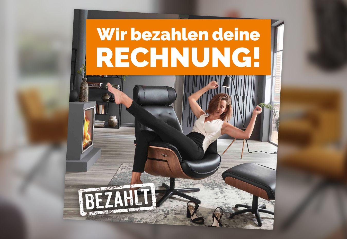 „Frau sitzt entspannt in einem modernen Sessel und freut sich, während sie ihre Beine in die Luft wirft. Text auf dem Banner: 'Wir bezahlen deine RECHNUNG! BEZAHLT'.