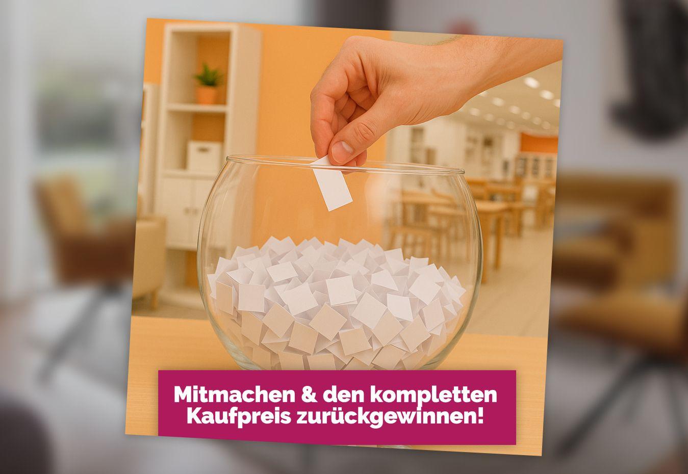 Hand zieht ein Los aus einer Glasurne, die mit vielen weißen Zetteln gefüllt ist. Text auf dem Banner: 'Mitmachen & den kompletten Kaufpreis zurückgewinnen!