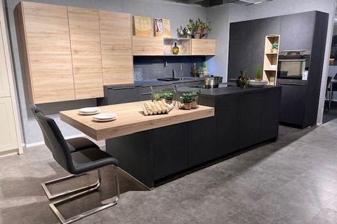 Gesamtansicht der modernen Einbauküche in Holzoptik mit dunklen Fronten.