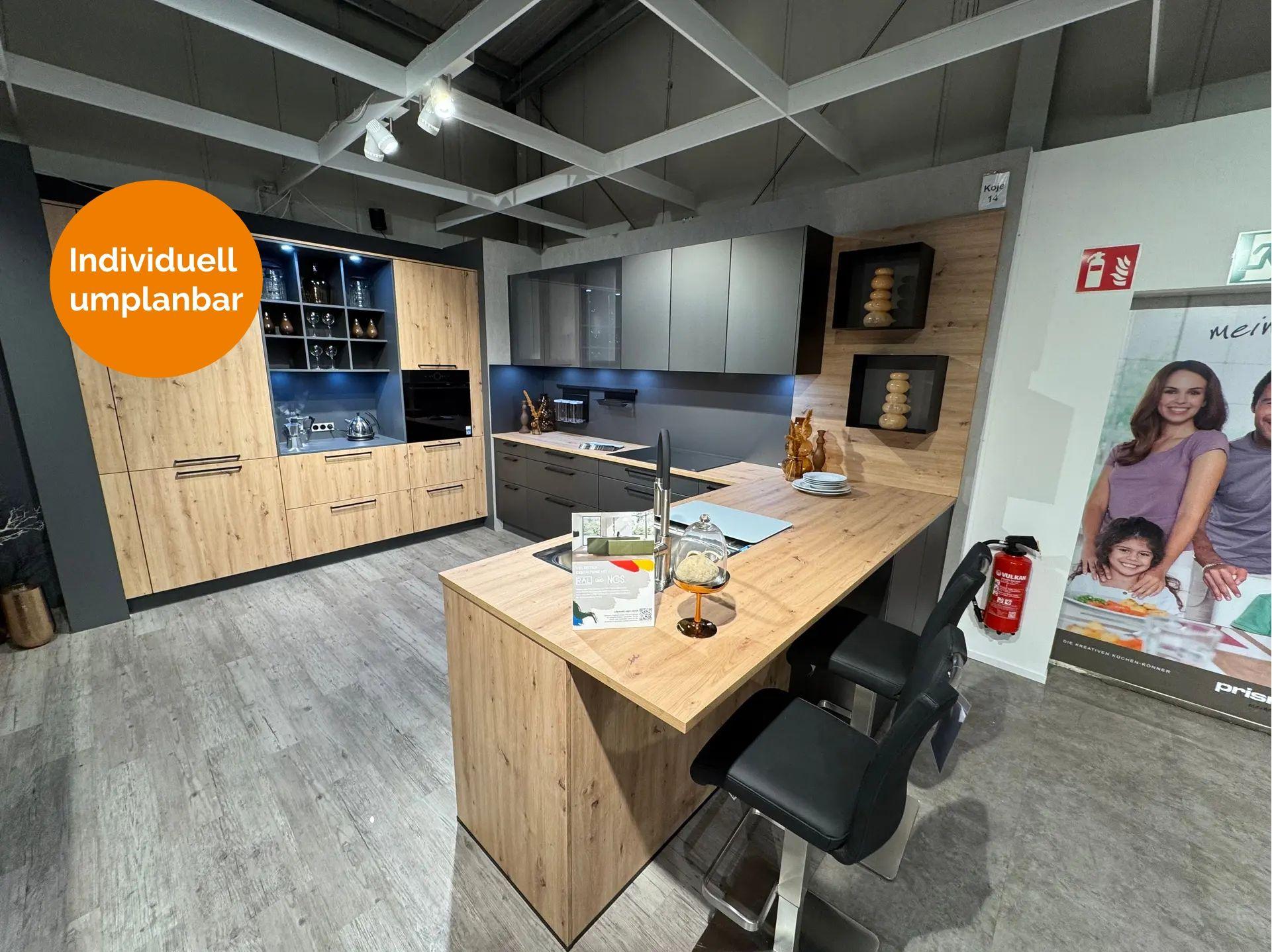 Moderne Küche in Anthrazit und Eiche-Optik mit Kochinsel, Holzarbeitsplatte, Bartresen mit Hockern, beleuchtetem Weinregal und grifflosen Oberschränken