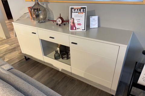 Sideboard in weiss mit schwarzen Metallfüßen und Griffen