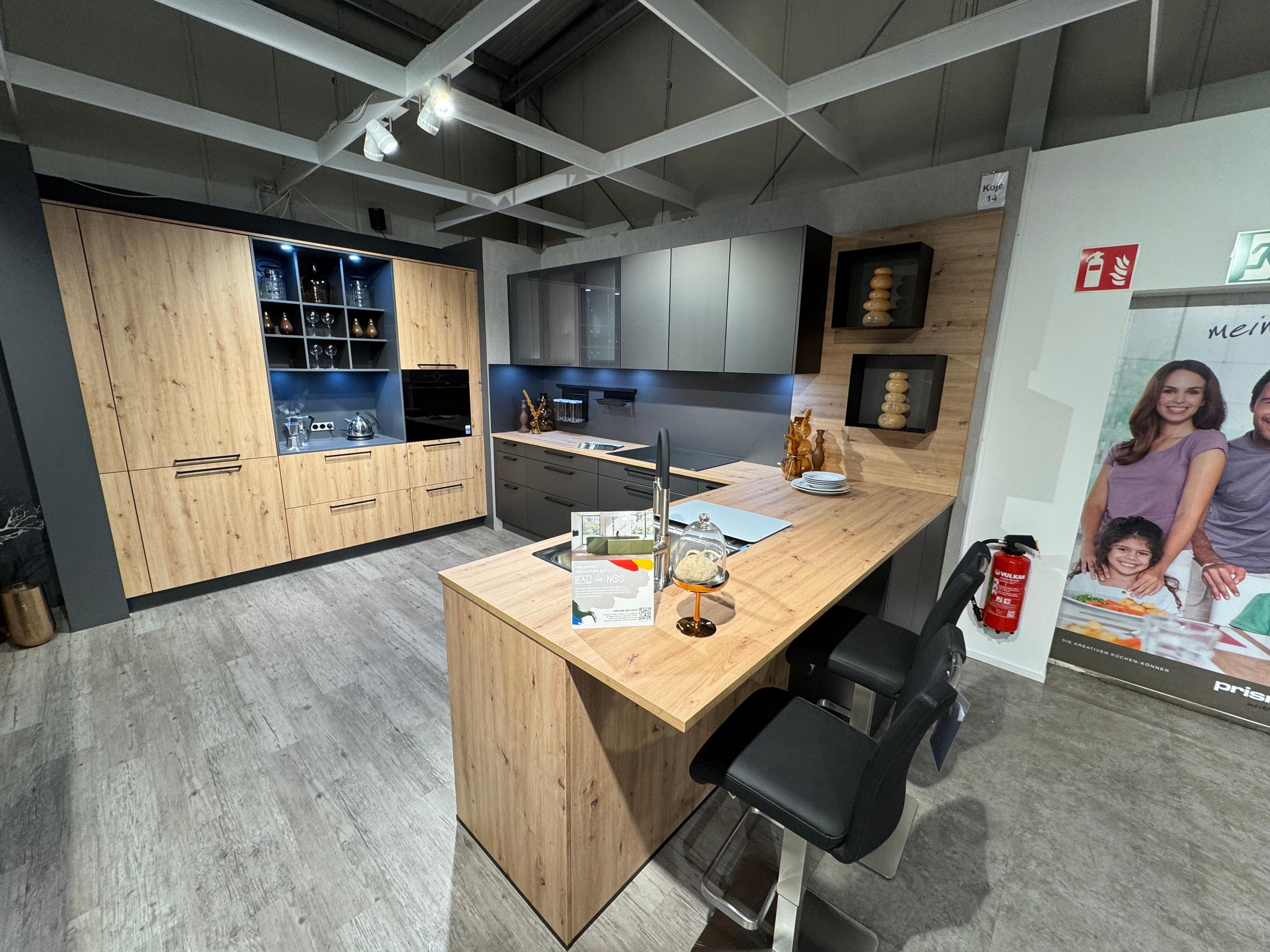 Moderne Küche in Anthrazit und Eiche-Optik mit Kochinsel, Holzarbeitsplatte, Bartresen mit Hockern, beleuchtetem Weinregal und grifflosen Oberschränken