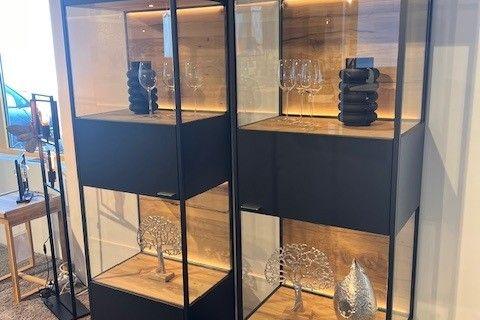 Schwarze Vitrine mit Holzrückwand, Glaseinsätzen und Beleuchtung 
