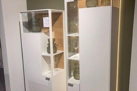 weiße Vitrinen mit asymmetrische Glasgestaltung und verschiedenen Höhen 