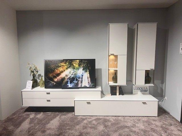 weiße Wohnwand mit zwei Hängevitrinen und Lowboard mit aufgesetztem Hängelowboard 