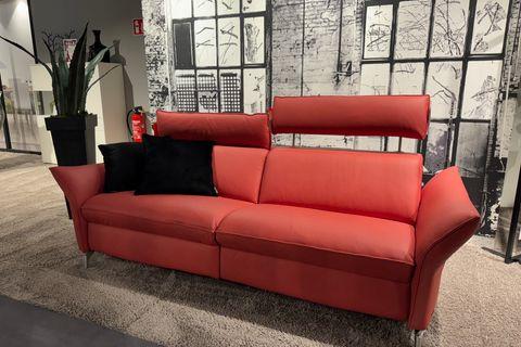Rote Leder Couchgarnitur mit schwarzen Kissen