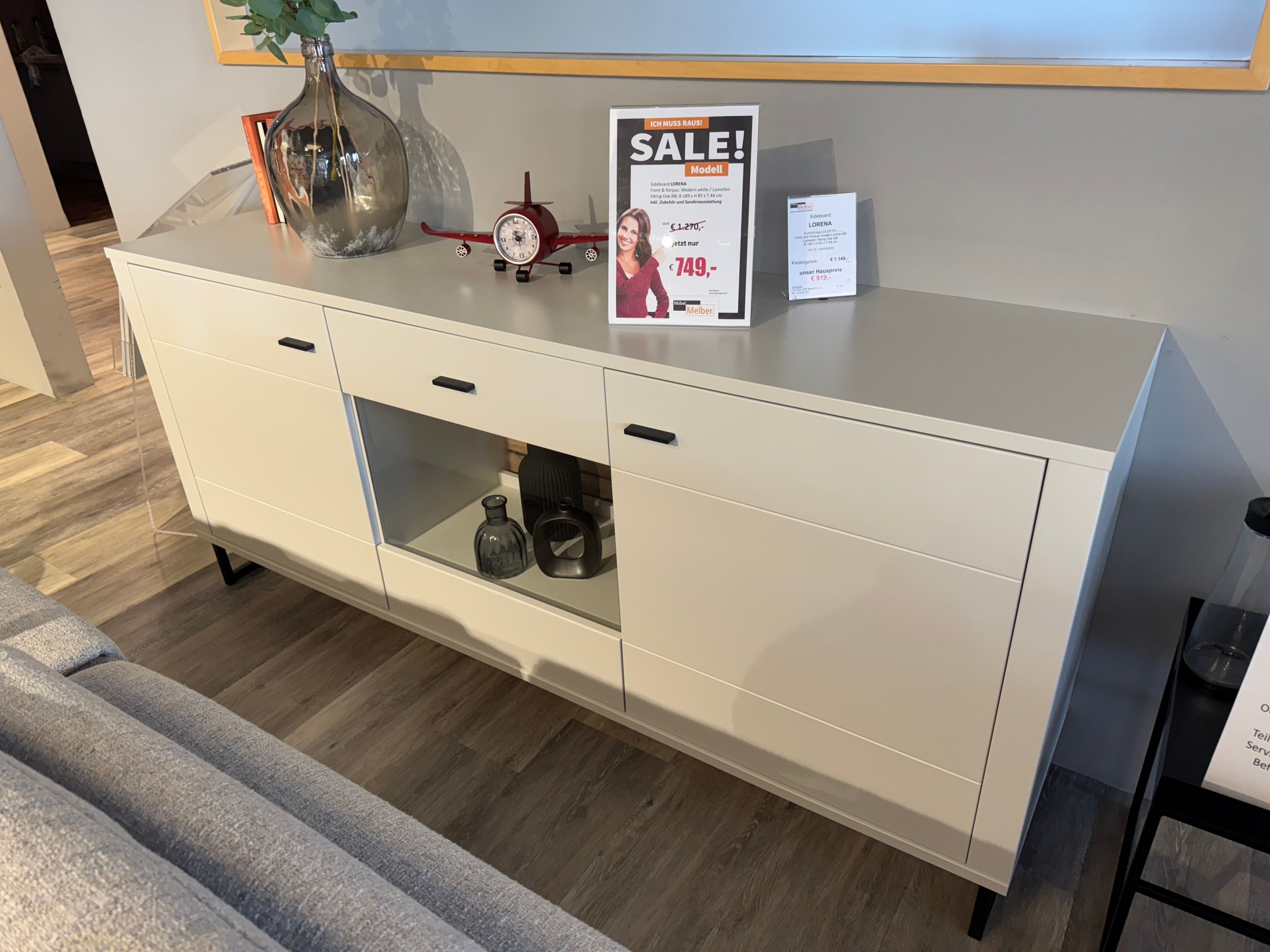 Sideboard in weiss mit schwarzen Metallfüßen und Griffen