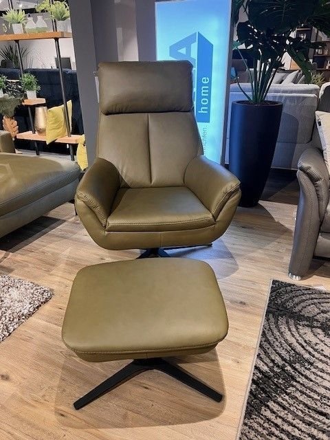 Olivgrüner Relaxsessel aus Echtleder mit passendem Hocker und schwarzem Drehgestell, arrangiert in einem modernen Wohnraum.
