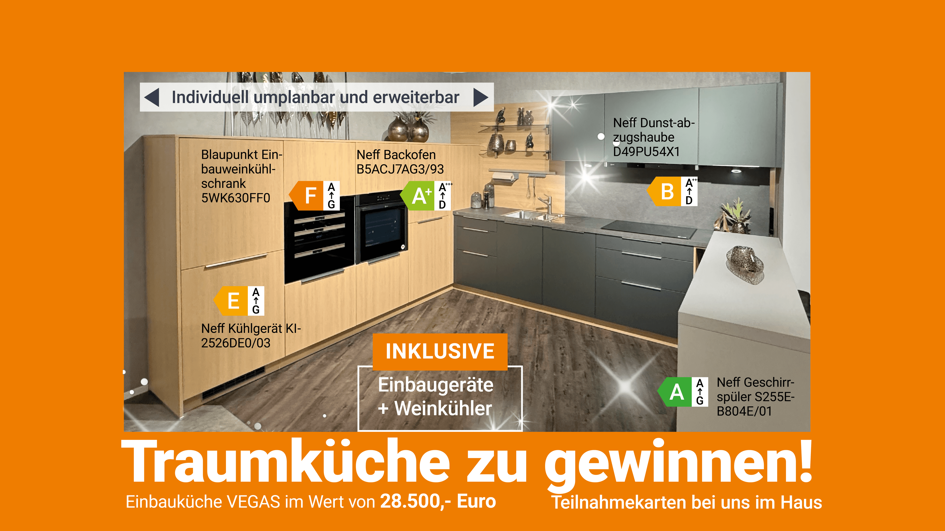 Moderne Ausstellungsküche in Graugrün mit Holzfronten, Kochinsel und Einbaugeräten. Schriftzug: „Traumküche im Wert von 28.500 € gewinnen!“