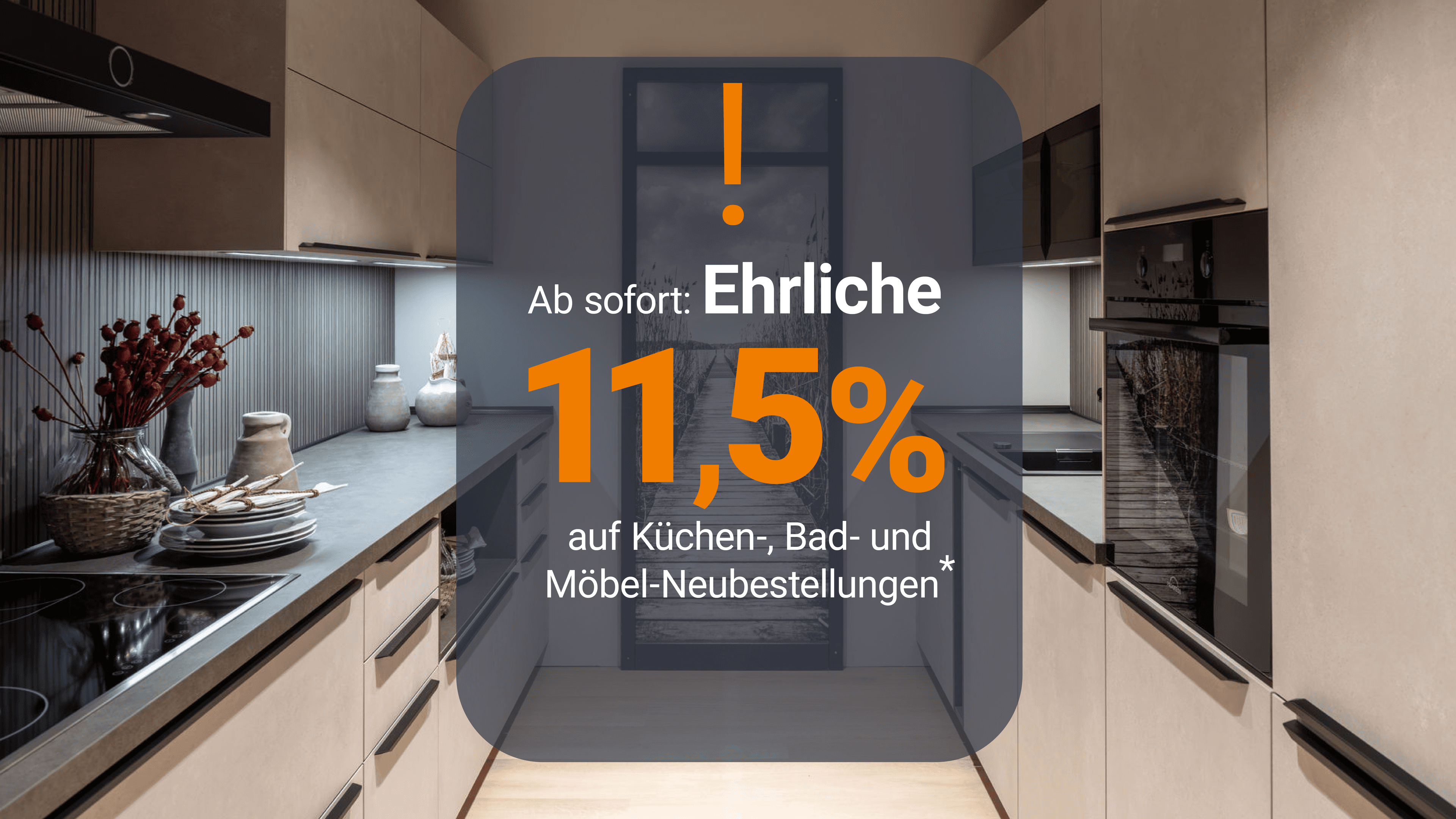 Küche mit hellen Fronten, dunkler Arbeitsplatte und Einbaubacköfen. Schriftzug: „Ab sofort: Ehrliche 11,5 % auf Küchen-, Bad- und Möbel-Neubestellungen“