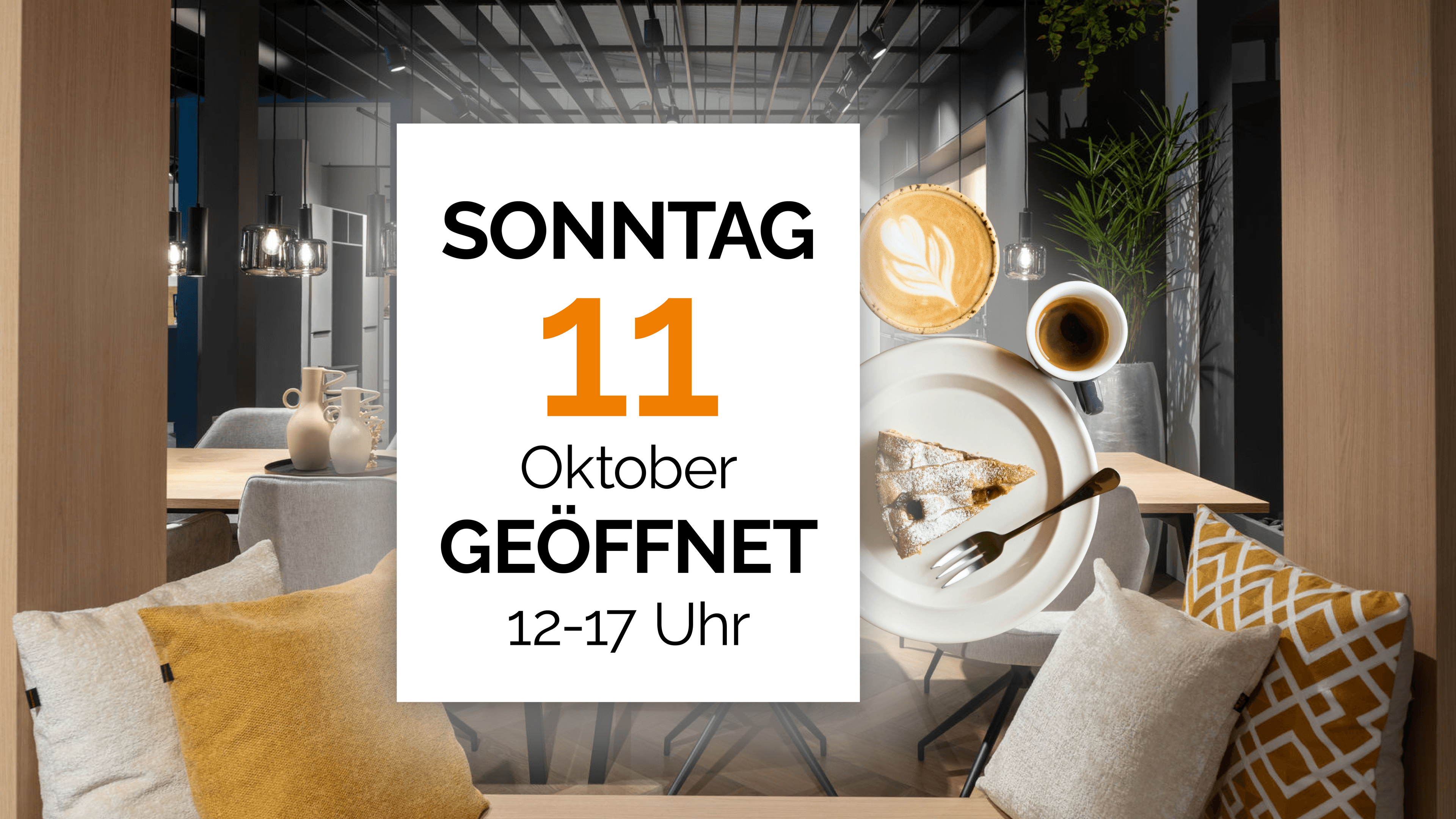 Sitzecke im neuen Studio mit Kaffee und Kuchen. Schriftzug: „Sonntag, 11. Oktober geöffnet, 12–17 Uhr“