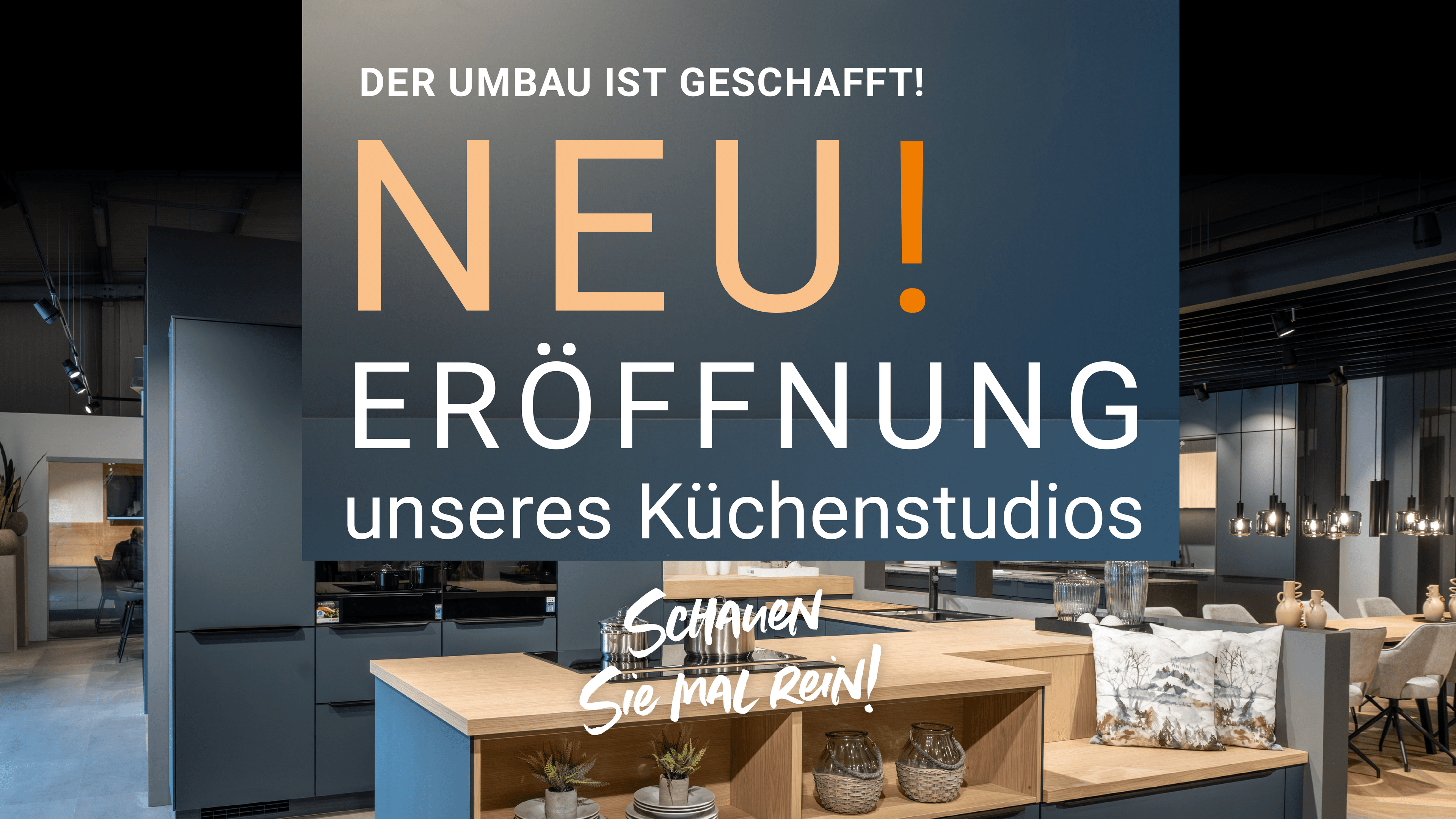 Orangefarbenes Aktionsfeld vor der neuen Küchenausstellung. Schriftzug: „Der Umbau ist geschafft! NEU! Eröffnung unseres Küchenstudios – Schauen Sie mal rein!“