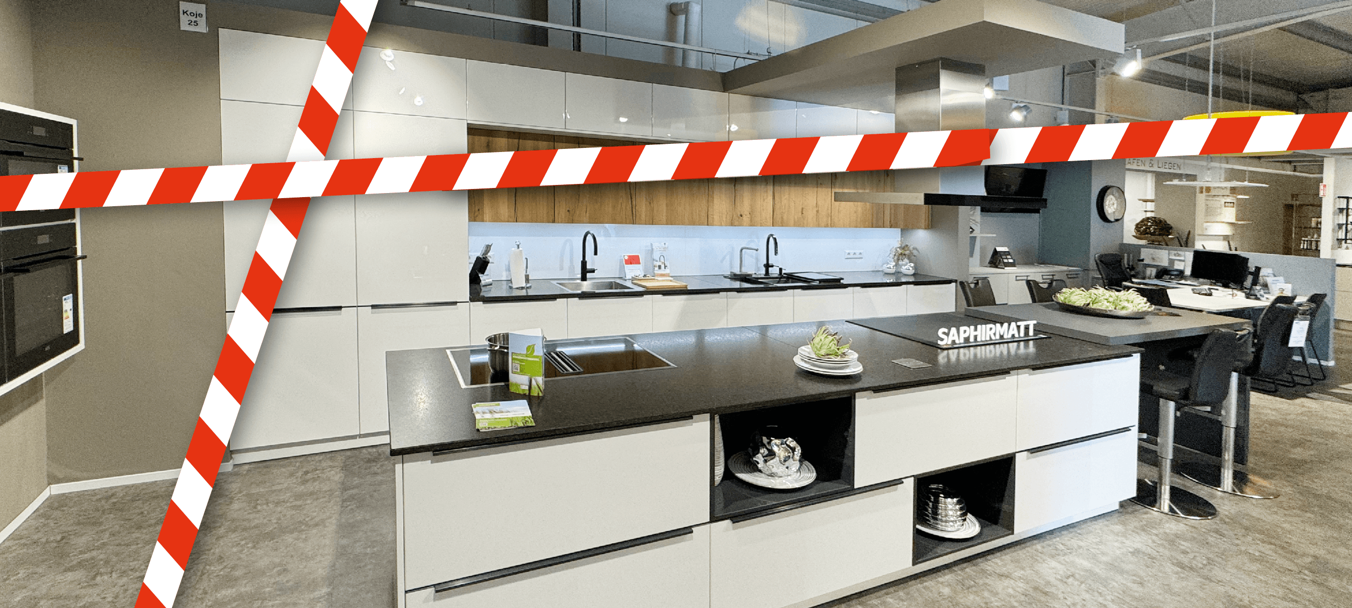 Weiße Küche mit Absperrband. Weiße Küche mit Absperrband.