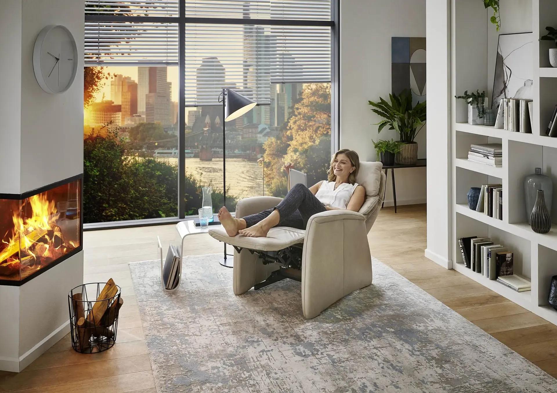 Relaxsessel beige in moderner Wohnung Relaxsessel beige in moderner Wohnung