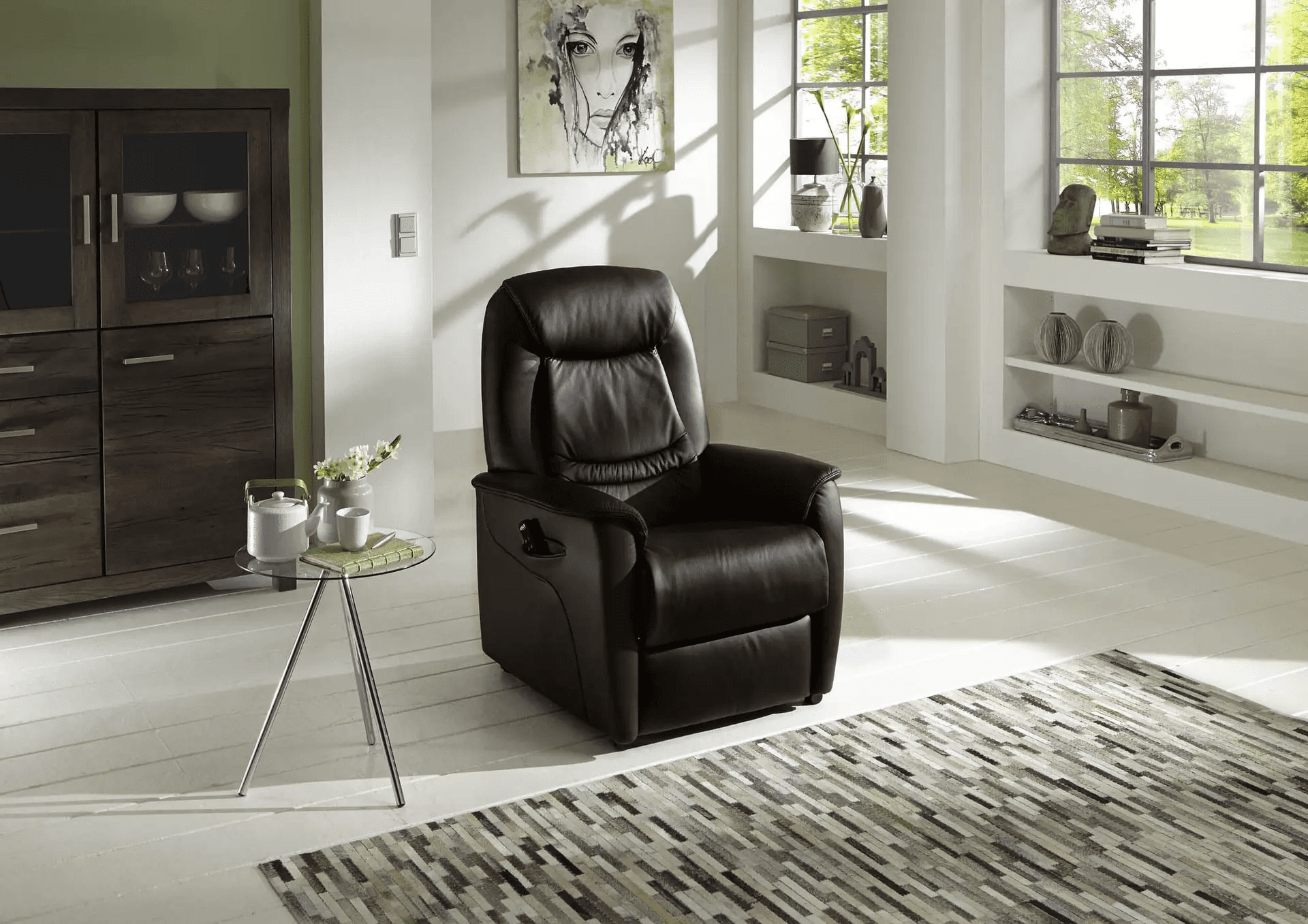 Schwarzer Sessel mit Aufstehhilfe