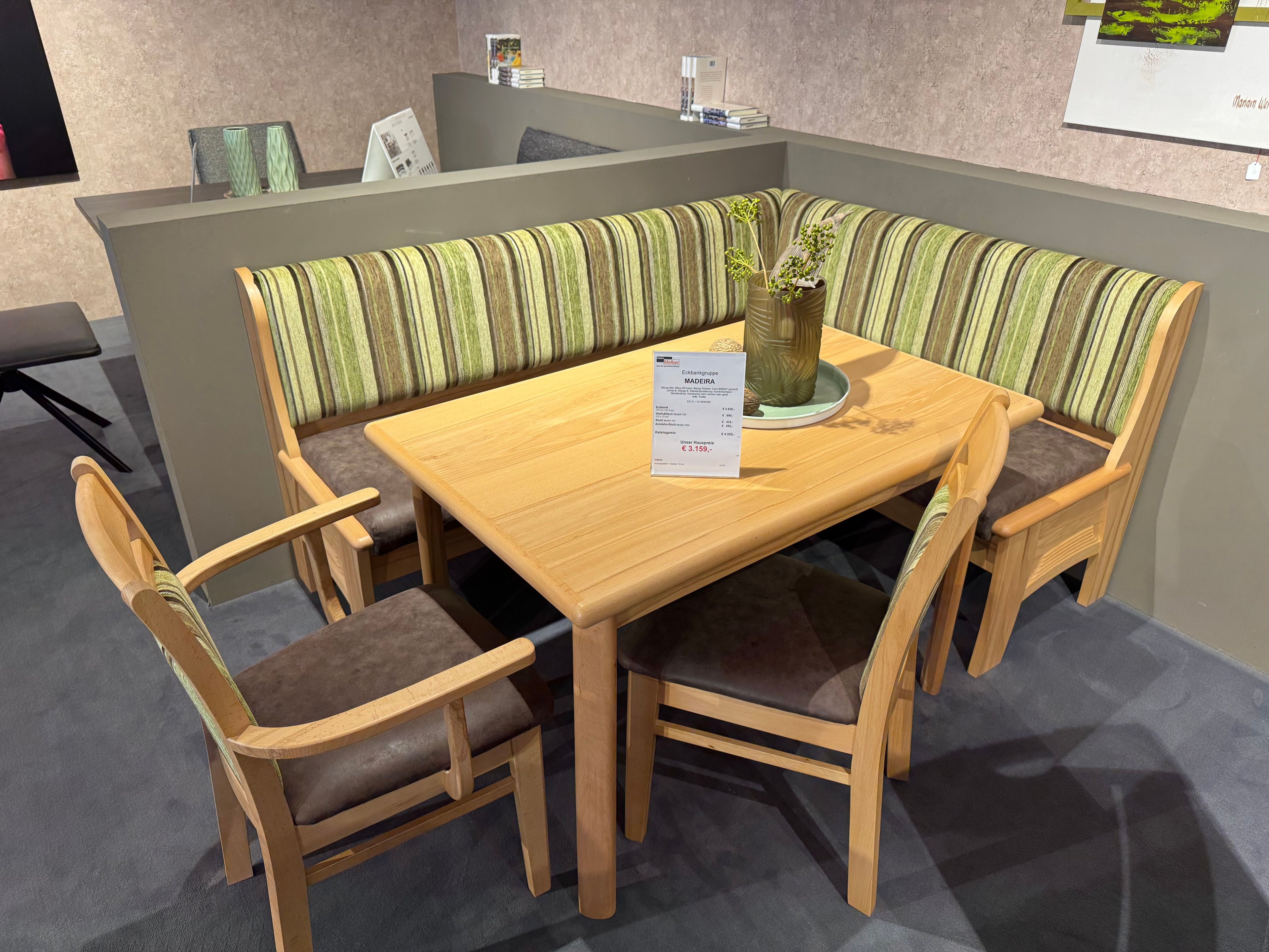 Essgruppe aus Holz Kernbuche natur mit Eckbank mit gestreiften Bezug, 2 Stühlen und Esstisch